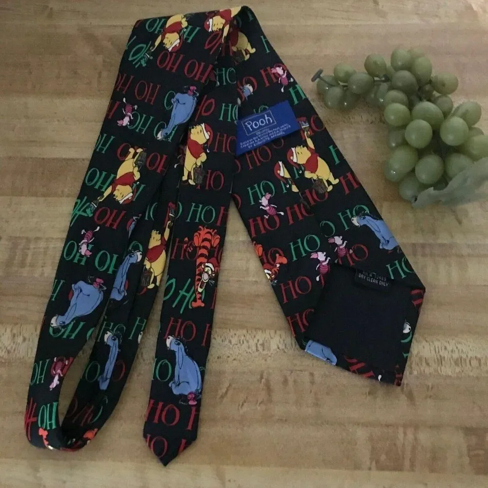 1150 WINNIE THE POOH Christmas necktie vintage  57 in X 4 in